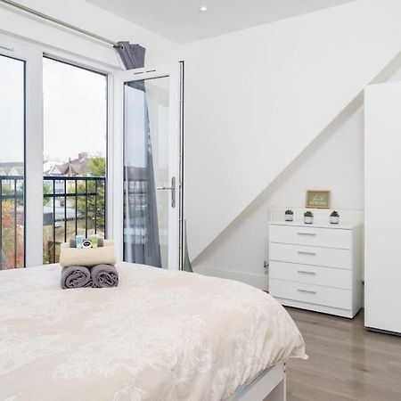 Beautiful 4 Bed Immaculate Condition Refurbished Property 롬포드 외부 사진
