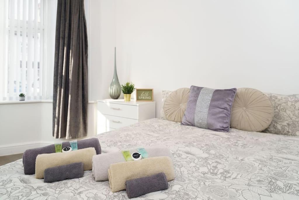 Beautiful 4 Bed Immaculate Condition Refurbished Property 롬포드 외부 사진