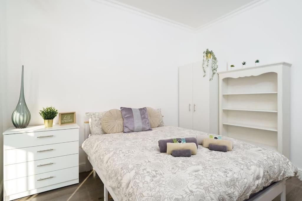 Beautiful 4 Bed Immaculate Condition Refurbished Property 롬포드 외부 사진