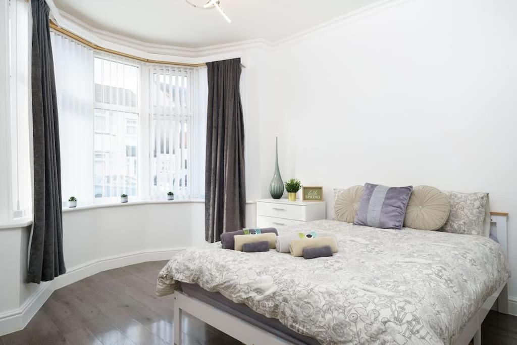 Beautiful 4 Bed Immaculate Condition Refurbished Property 롬포드 외부 사진