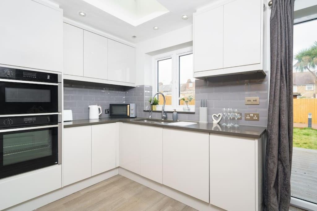 Beautiful 4 Bed Immaculate Condition Refurbished Property 롬포드 외부 사진