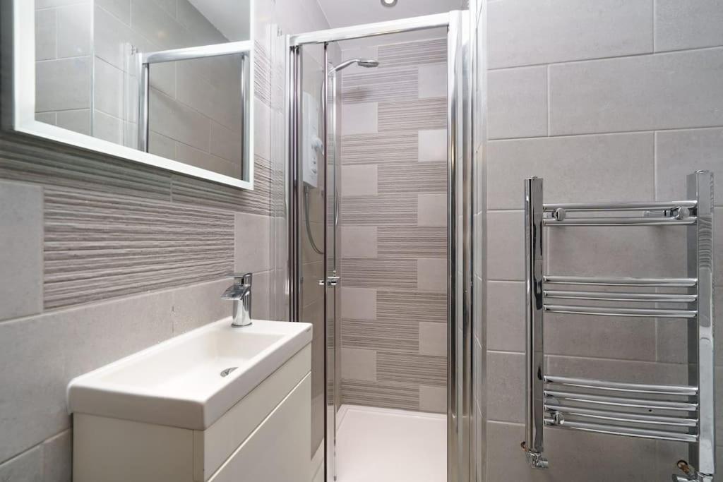 Beautiful 4 Bed Immaculate Condition Refurbished Property 롬포드 외부 사진
