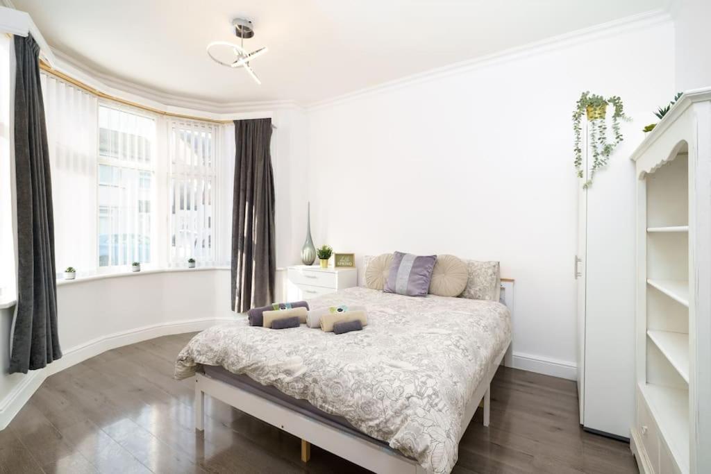 Beautiful 4 Bed Immaculate Condition Refurbished Property 롬포드 외부 사진