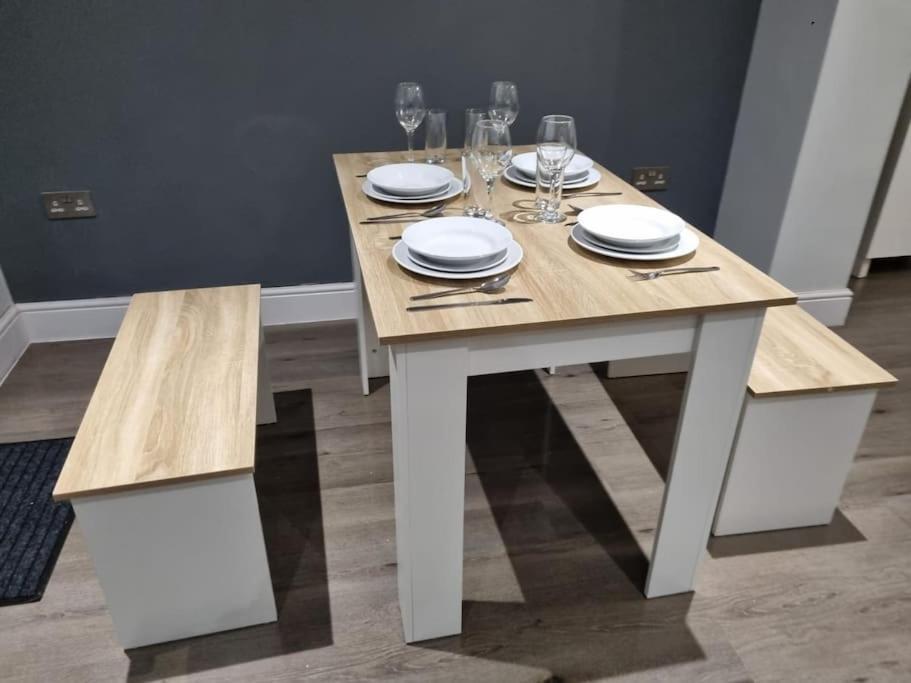 Beautiful 4 Bed Immaculate Condition Refurbished Property 롬포드 외부 사진