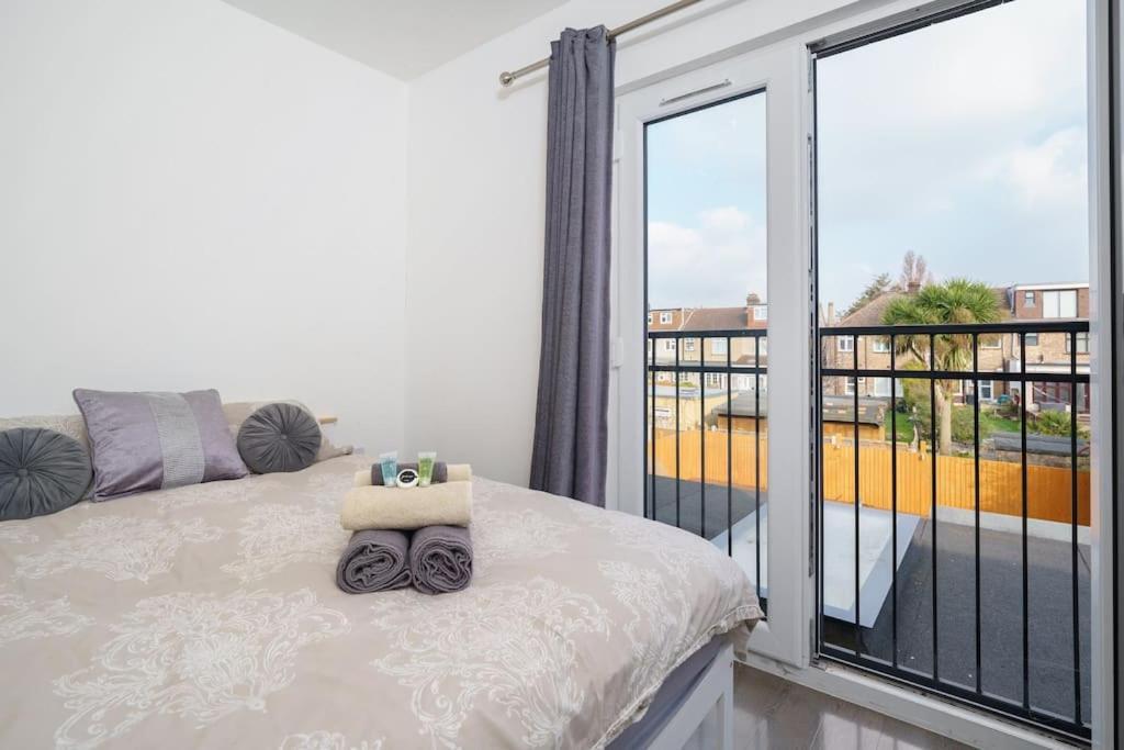 Beautiful 4 Bed Immaculate Condition Refurbished Property 롬포드 외부 사진