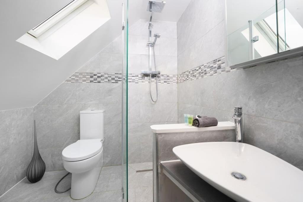 Beautiful 4 Bed Immaculate Condition Refurbished Property 롬포드 외부 사진