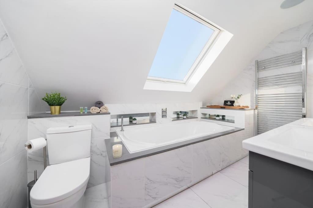 Beautiful 4 Bed Immaculate Condition Refurbished Property 롬포드 외부 사진