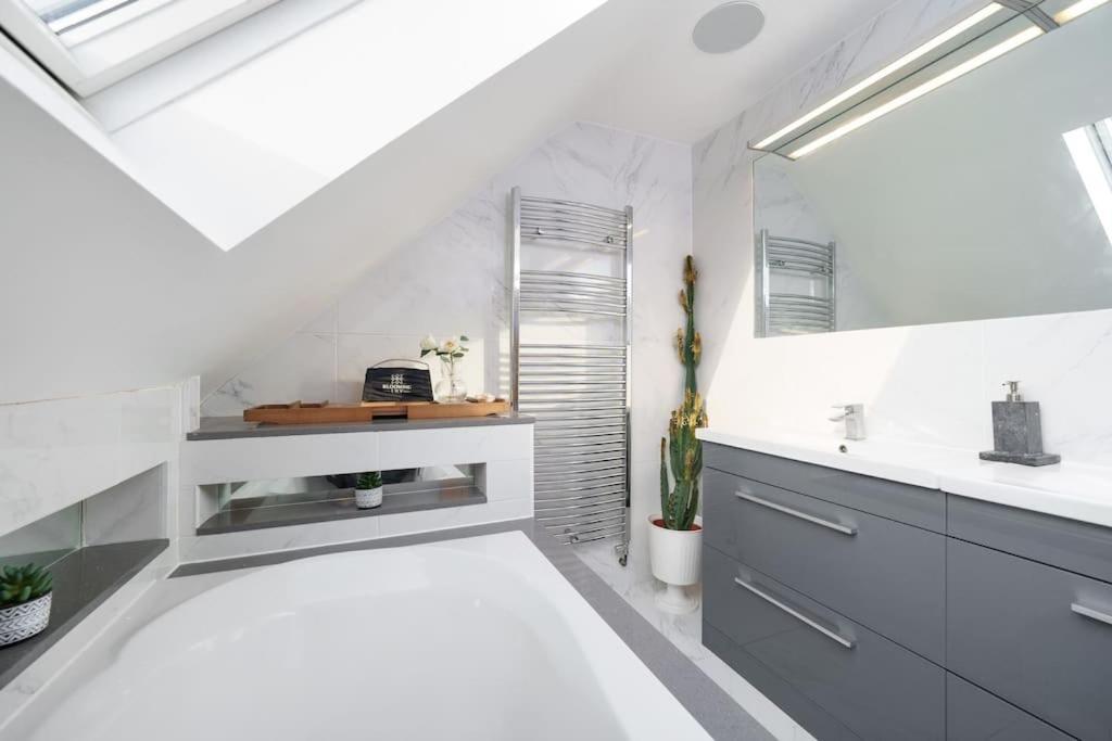 Beautiful 4 Bed Immaculate Condition Refurbished Property 롬포드 외부 사진