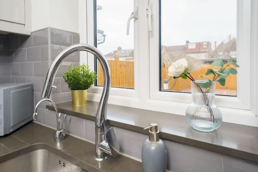 Beautiful 4 Bed Immaculate Condition Refurbished Property 롬포드 외부 사진