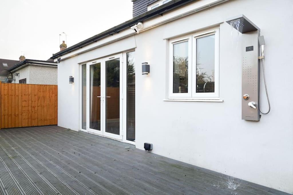 Beautiful 4 Bed Immaculate Condition Refurbished Property 롬포드 외부 사진