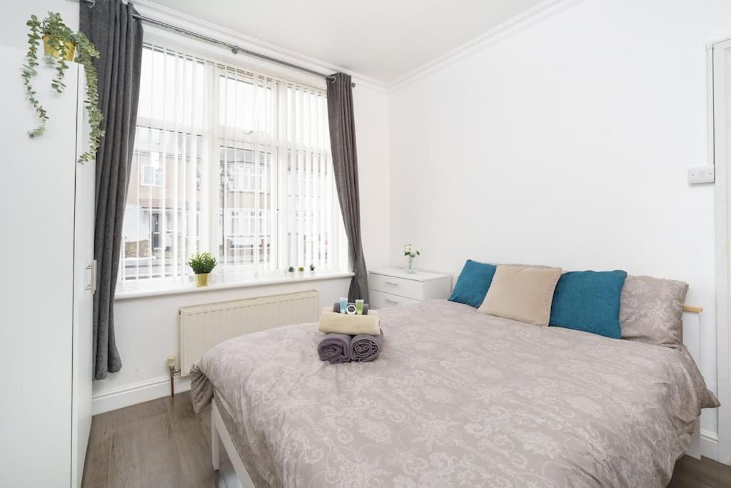 Beautiful 4 Bed Immaculate Condition Refurbished Property 롬포드 외부 사진