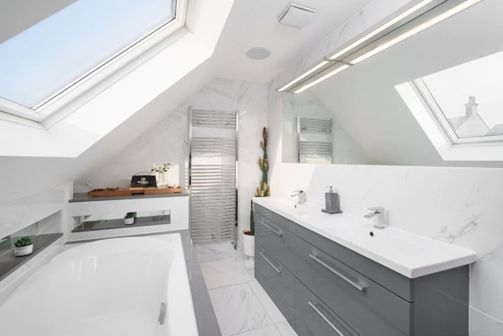 Beautiful 4 Bed Immaculate Condition Refurbished Property 롬포드 외부 사진